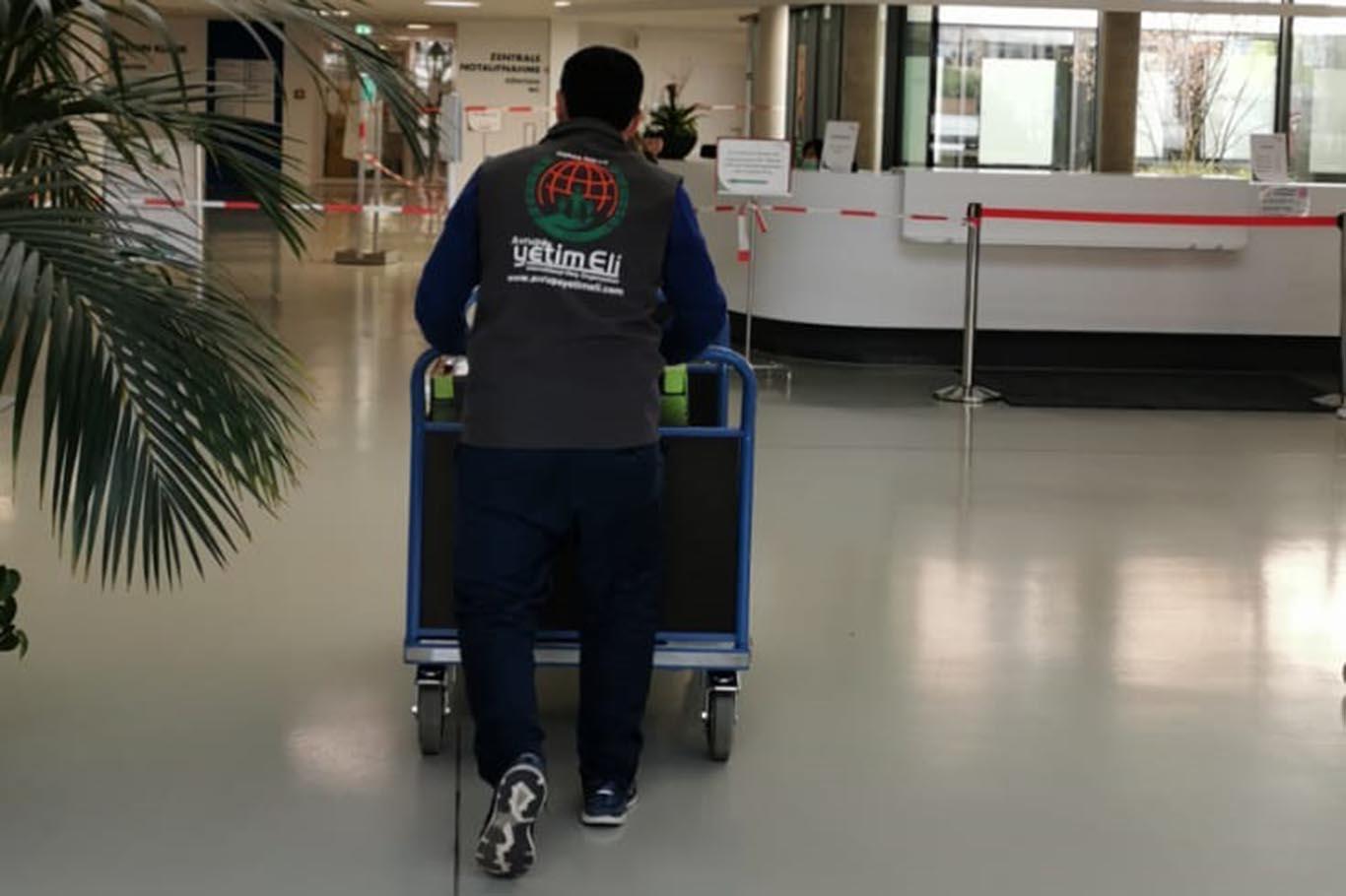 Coronavirusle mücadele eden sağlık personeline yemek ikramı
